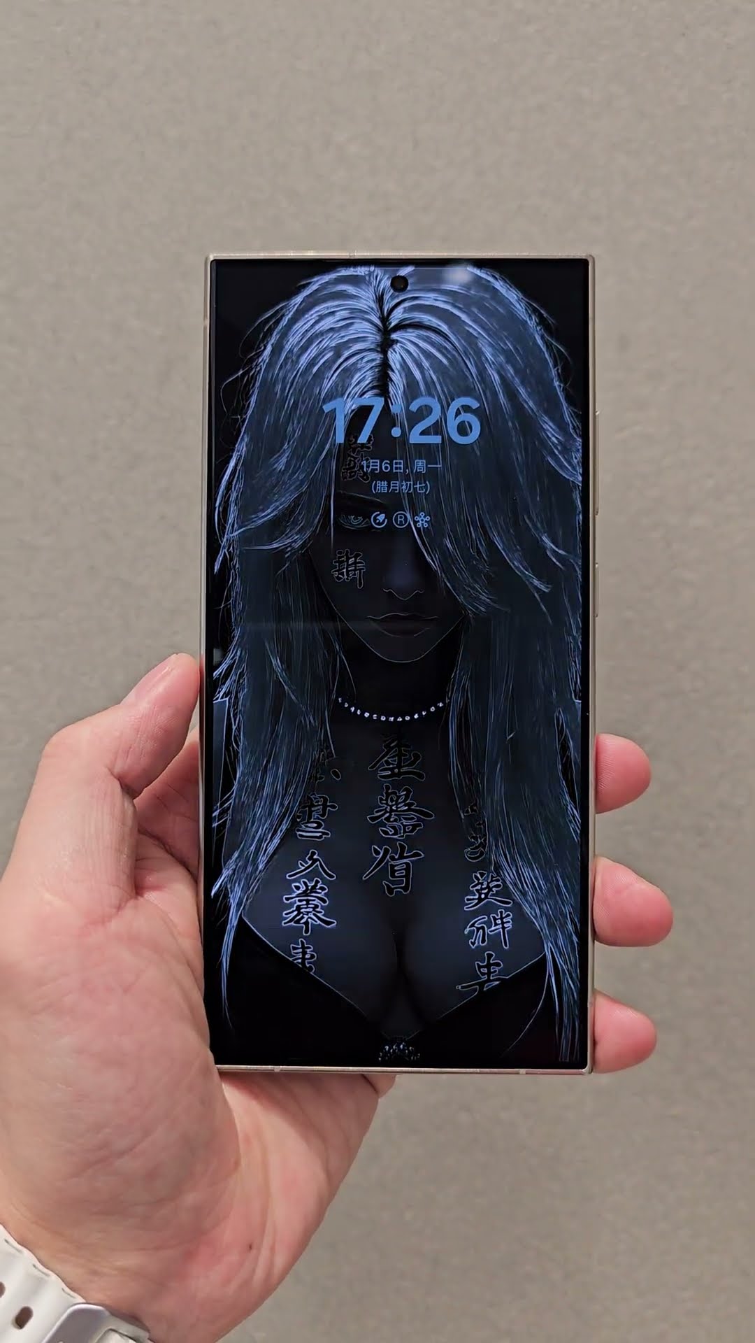This screen display is really transparent. Samsung is the best choice for playing mobile phones.