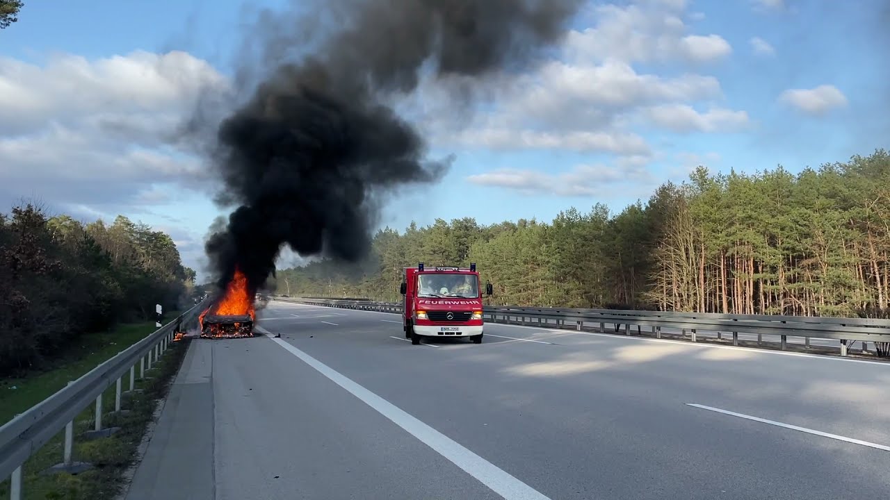 [Meetingpoint] PKW-Brand am Ostersonntag: Auto brennt auf der A2 komplett aus!