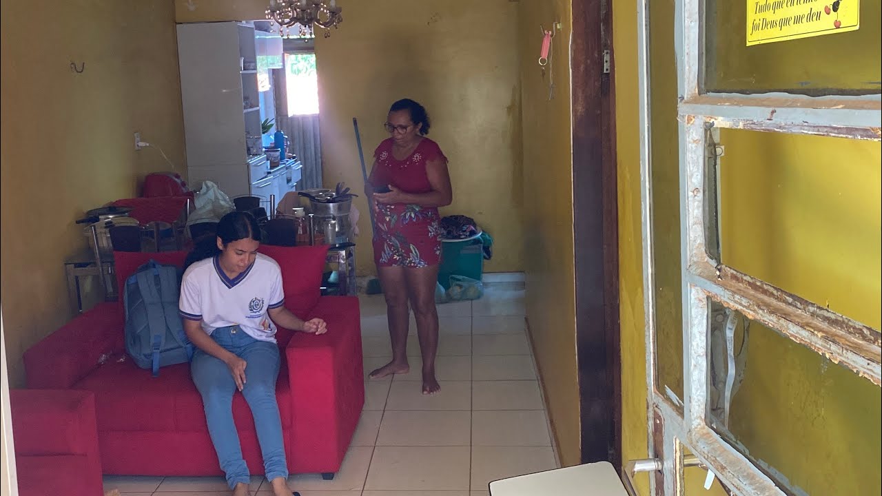 ANGELINA CHEGANDO DA ESCOLA E DONA RAIMUNDA INDO FAZER AS COMPRAS 