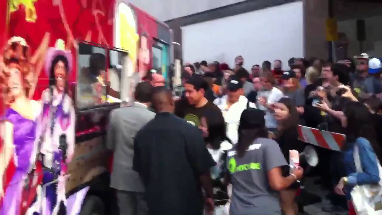 PeeWee Herman at SXSW handing out Popsicles by Paramount Theater - YouTube