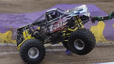 Monster Jam World Finals 2014 Racing
