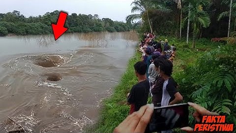 Ngeri !! Terekam Kamera Warga! Tiba² Muncul Fenomena Alam Mengerikan Di Tengah Sungai! Perhatikan!