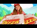 Sasha finge ser un oficial de policía y juega a repartir pizzas. Historias divertidas para niños