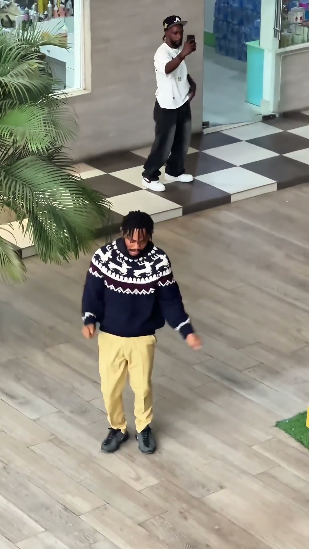 Watch how the strangers joined the vibe ????