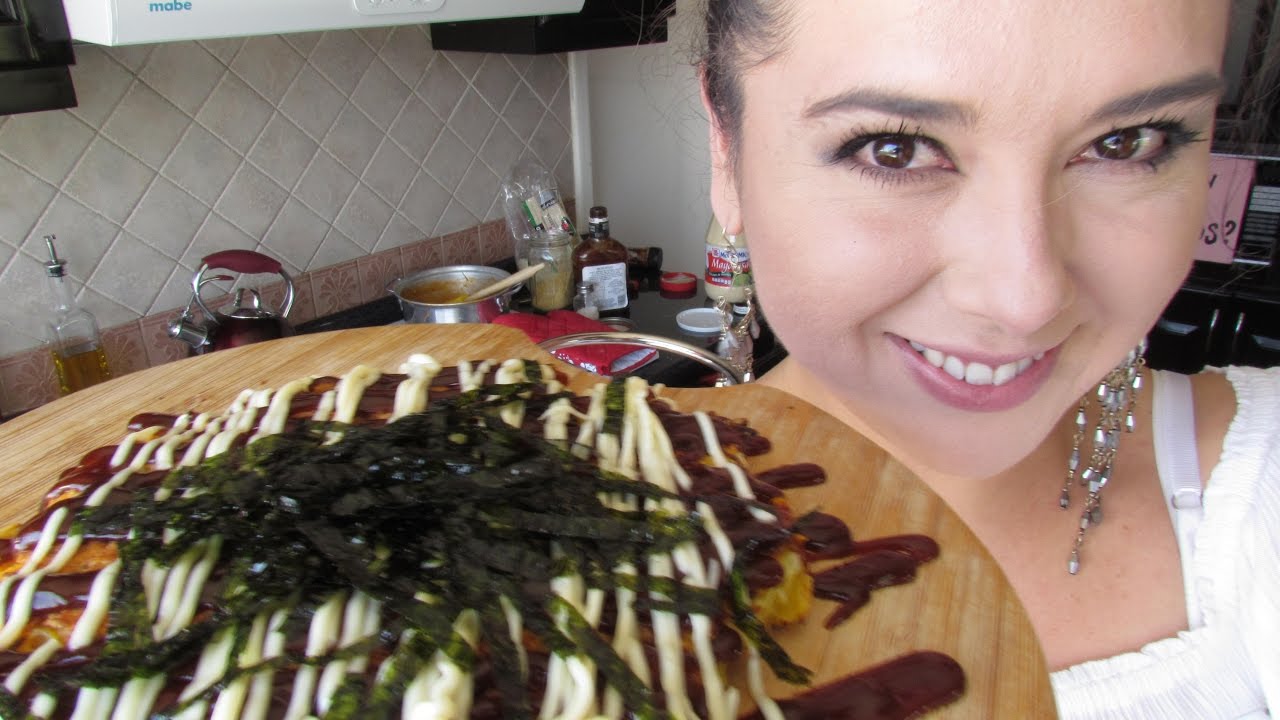 Pastel japonés de col con salsa barbecue/ Okonomiyaki/ Marisolpink