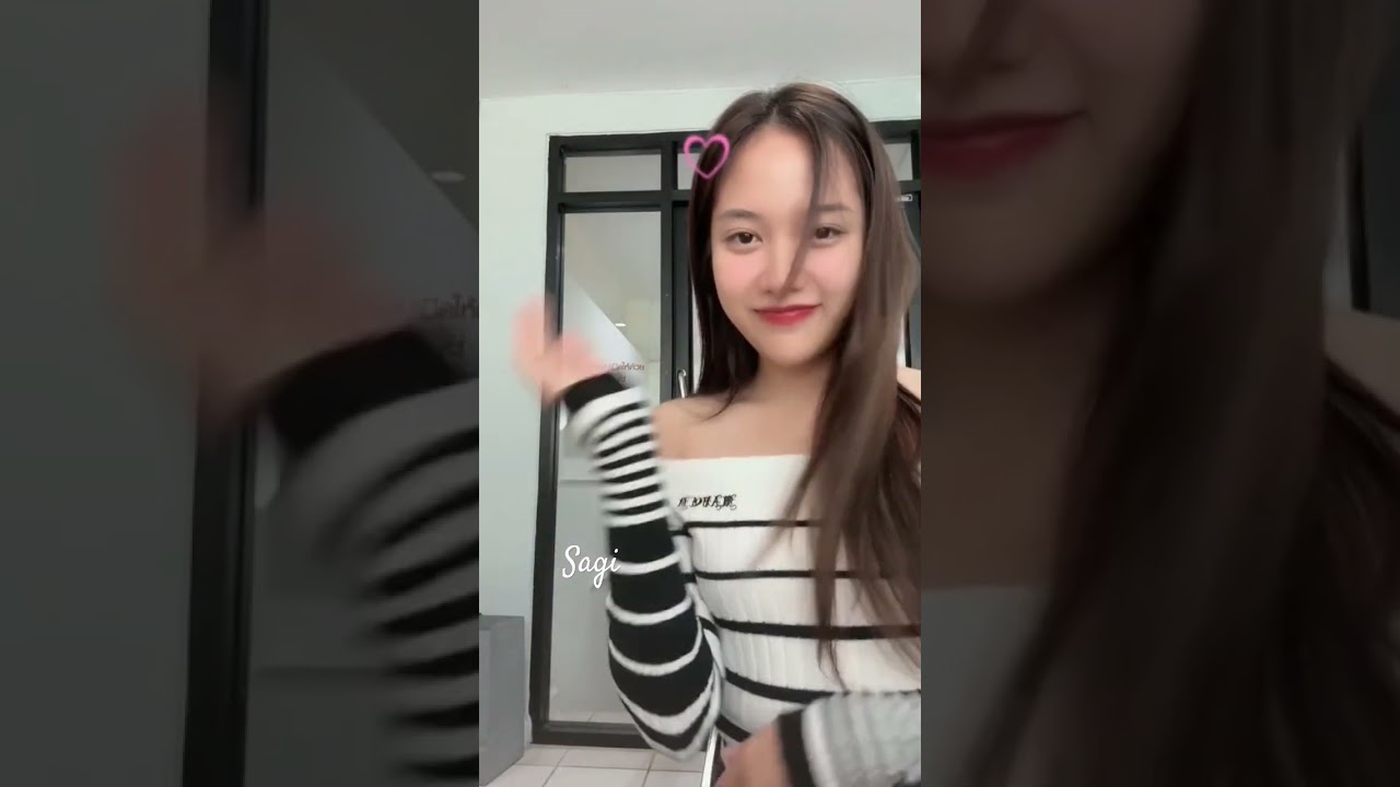 Becky accidentally spilled water to green 🤣🤣 