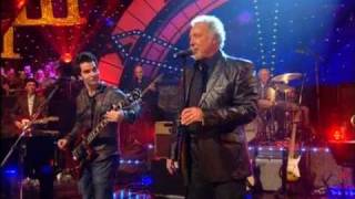 Dave Swift on Bass with Jools Holland backing Tom Jones & Kelly Jones "Mama Told Me Not To Come" chords