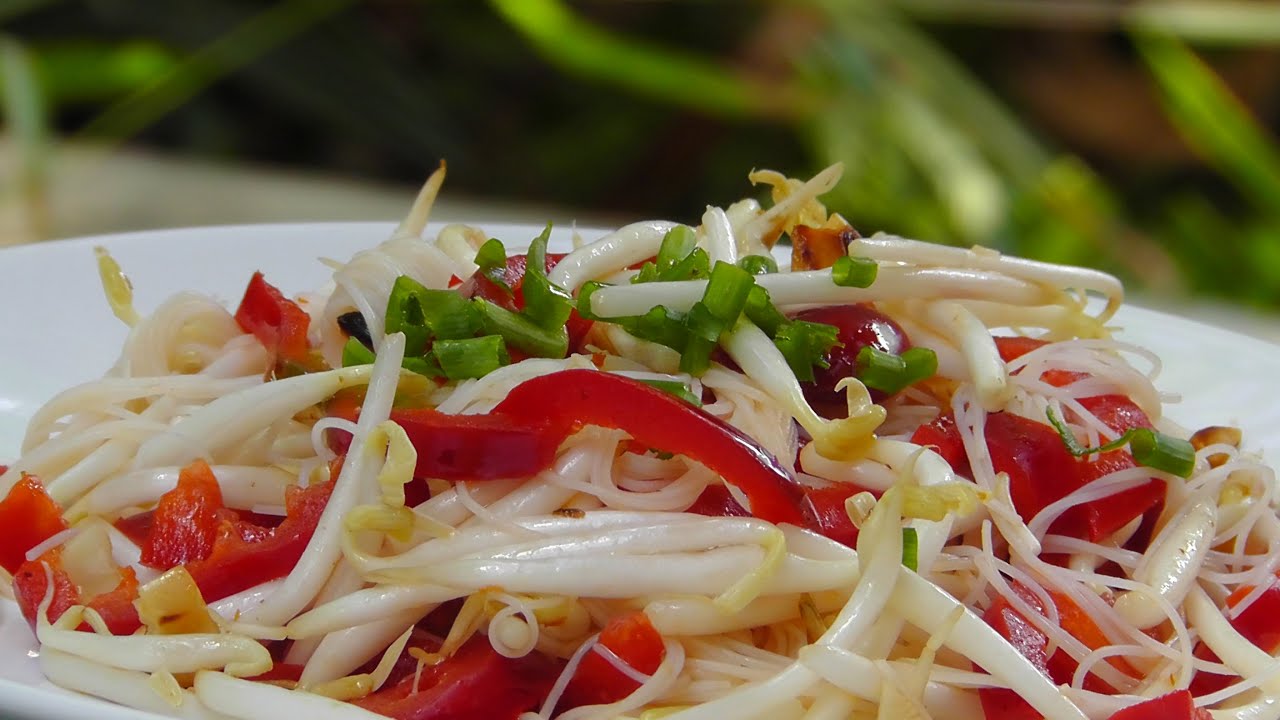 Vegan Vegetarisches Thai Rezept: Sojasprossen Salat mit Glasnudeln ...