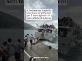 A Positano un traghetto non riesce ad attraccare per il mare agitato e le raffiche di scirocco