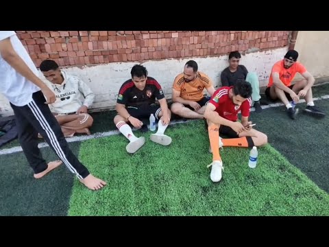 عمرو حجز كورة الصبح مع صحابو