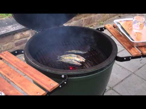 Big Green Egg: Sardines grillées et saumon sur planche de cèdre