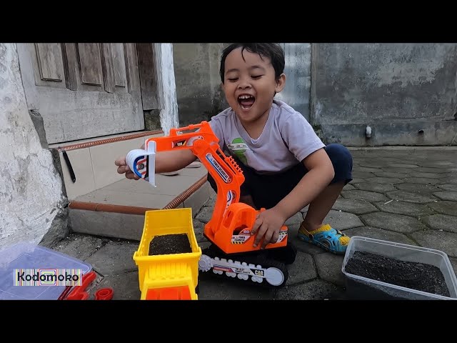 Ade bocil beli eskavator mainan class=