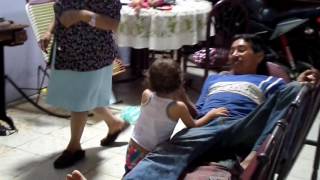 Broma De Serpiente Niña Cogiendo Serpientes Y El Tio Se Asusta