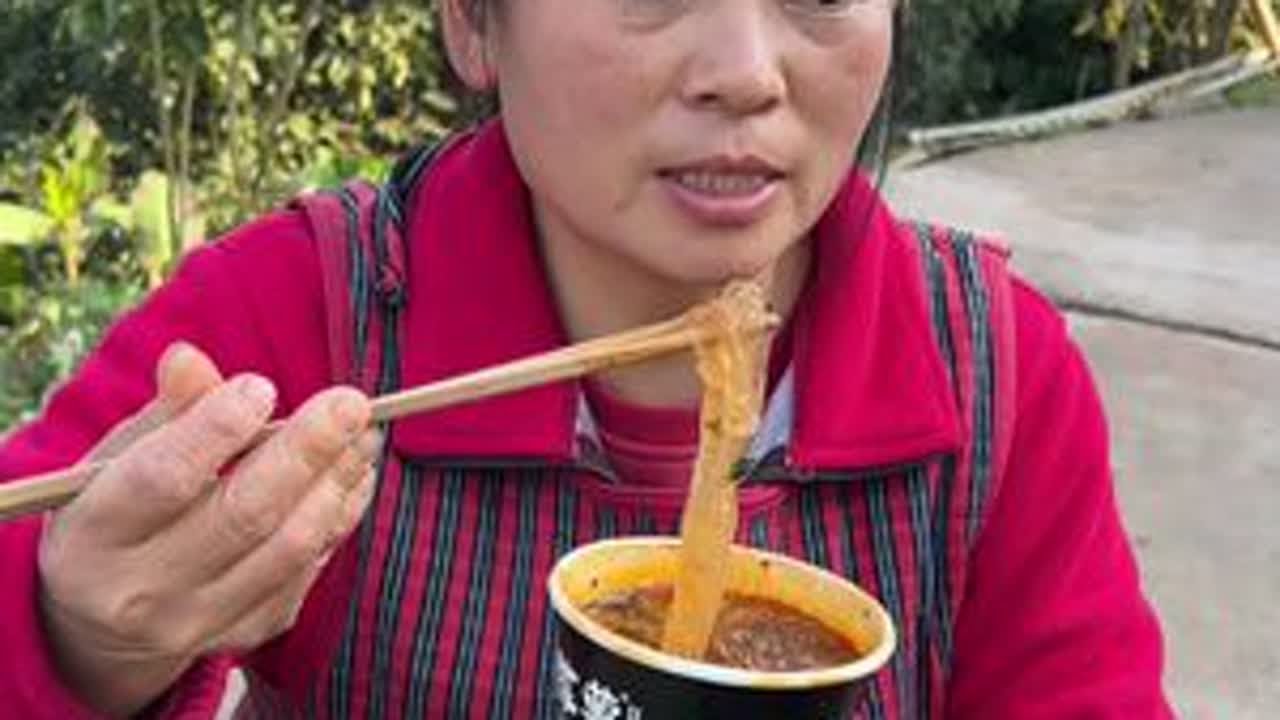 酸辣粉吃起来香辣酸爽，一箱六桶，喜欢吃酸辣粉的姐妹们看过来