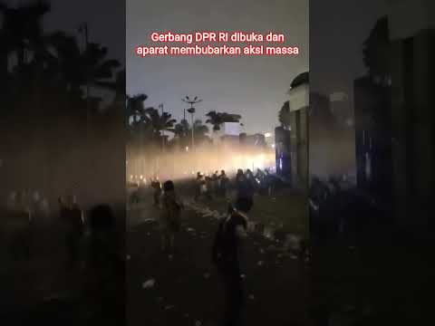 aparat membubarkan aksi 27 agustus