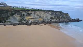 Playa de Mataleñas en Santander, Cantabria, desde la senda peatonalde Mataleñas.