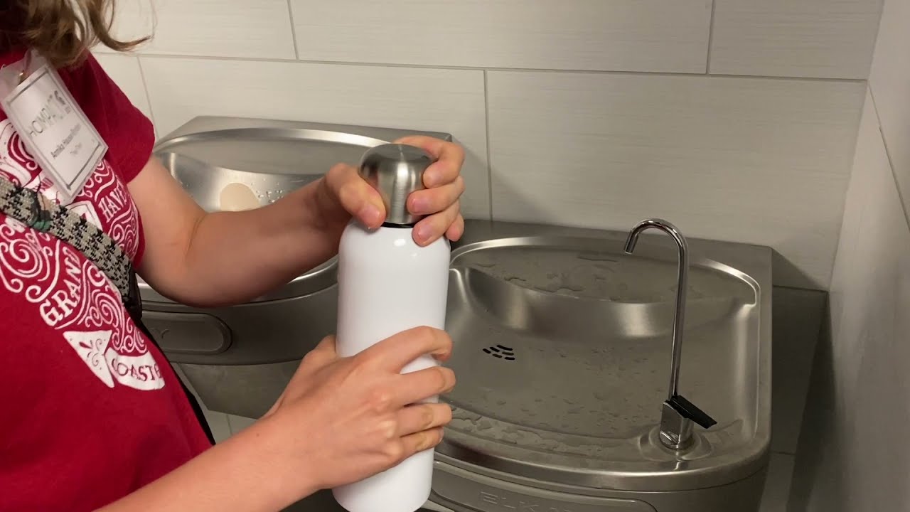 How to Fill Up a Water Bottle (2)