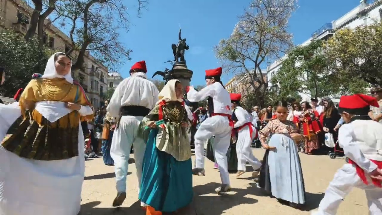 Colla de Vila   Ballada dalt s'alamera es dia de Sant Jordi de 2023.