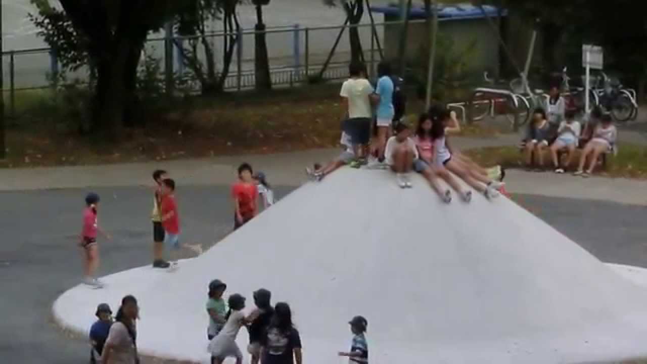 公園で遊ぶたくさんの小学生たち Youtube