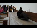 Зимние забавы: юные шадринцы радостно катаются с горки и исследуют снежный лабиринт