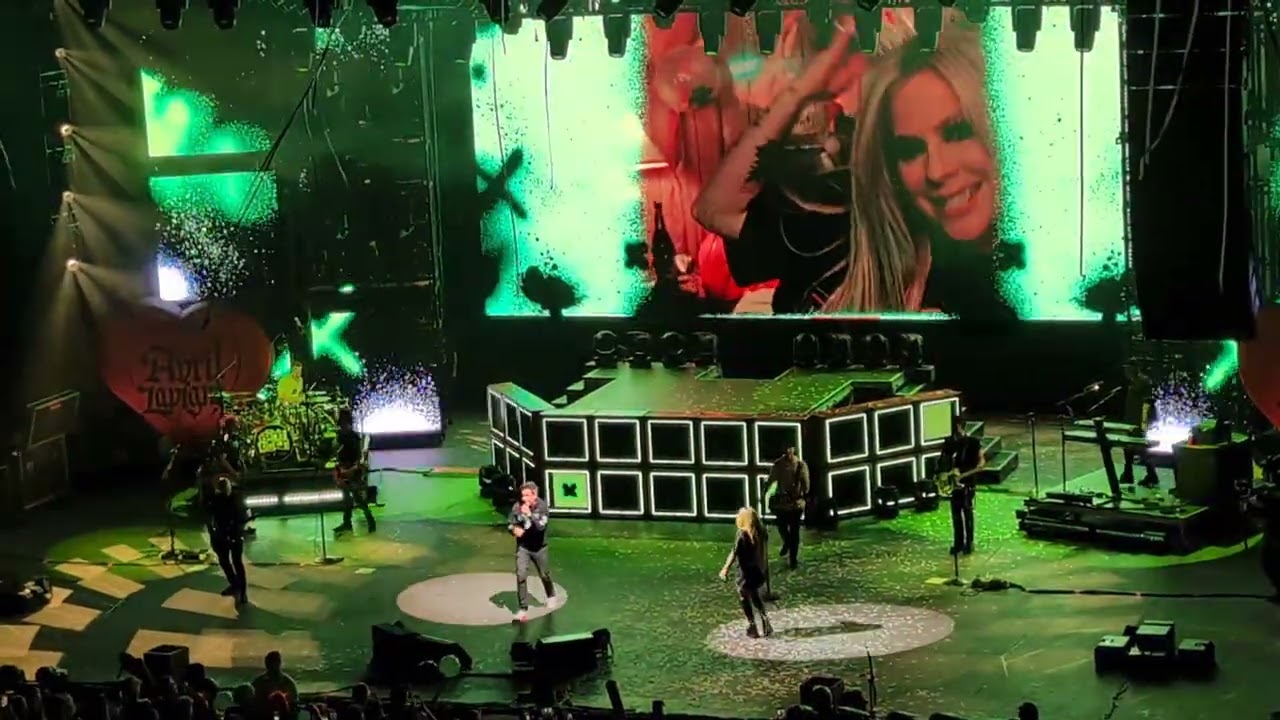 Avril Lavigne + Simple Plan + Fans - Young And Dumb - SPAC 5/27/2025