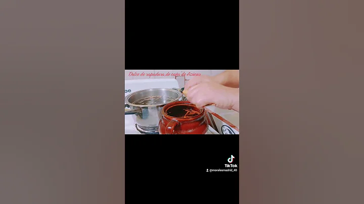 preparando el dulce de rapadura para hacer torreja...