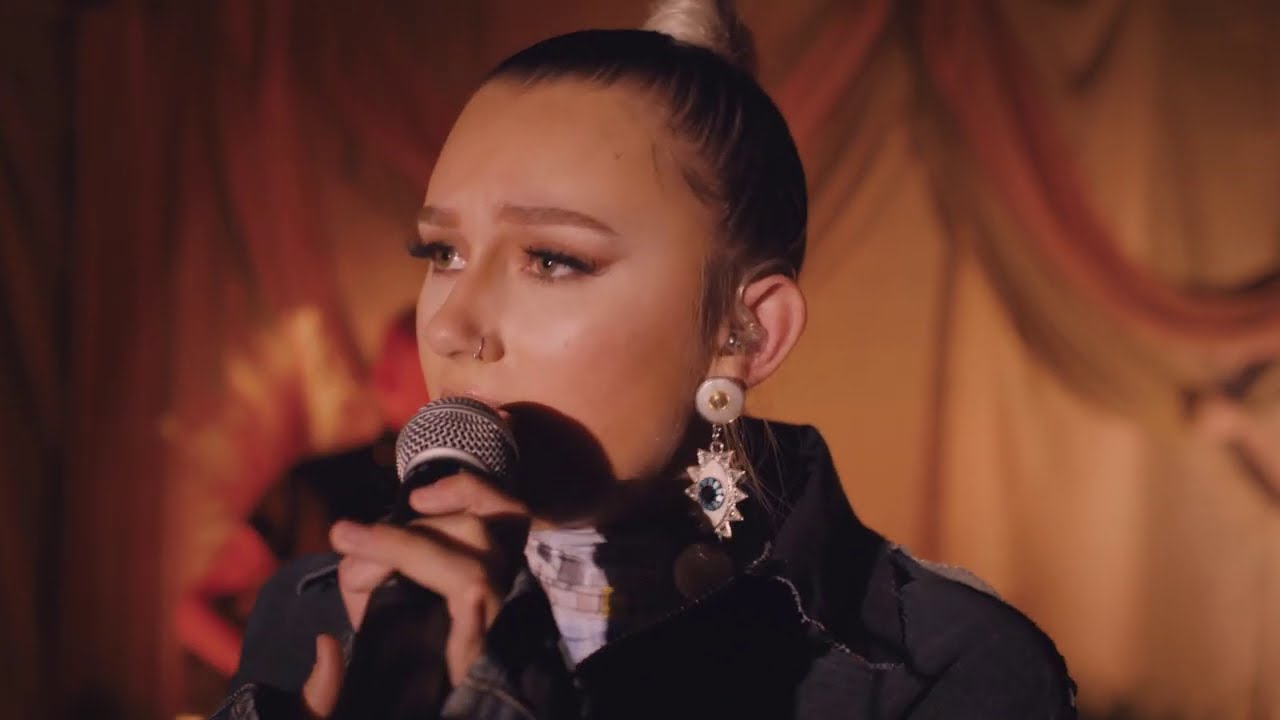 BENNETT - She's On Deck (Live Performance)
