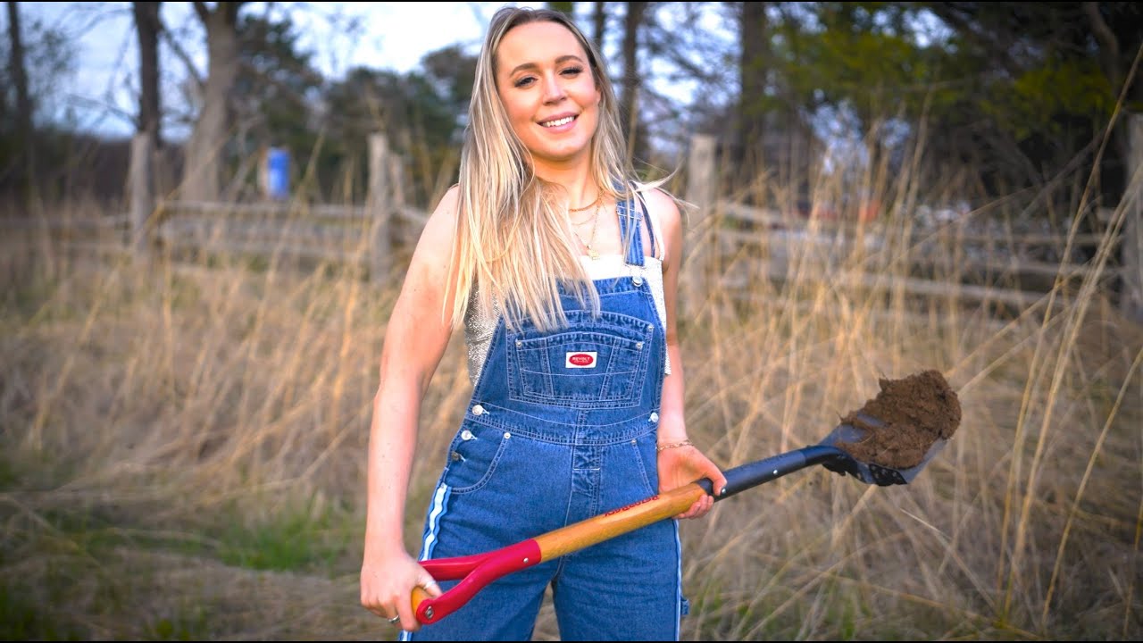 Watch Dirt - Elyse Saunders (Visualizer) on YouTube Watch Dirt - Elyse Saunders (Visualizer) on YouTube