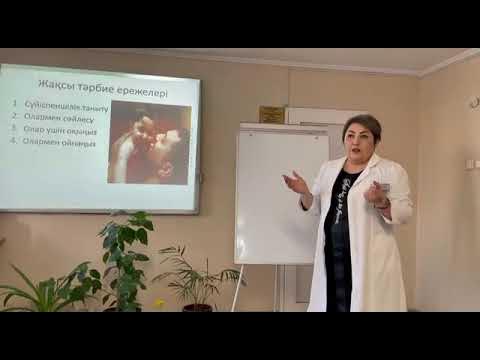 Мен видеода ұйықтап жатқан әйелдің пижамасын көтердім. Мен видеода ұйықтап жатқан әйелдің пижамасын көтердім.