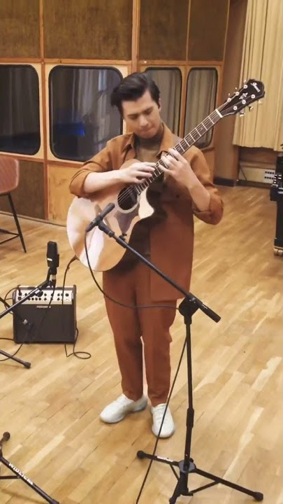 Marcin Patrzalek play on guitar Fly me to the moon.
