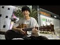 水戸駅で弾き語りをする男