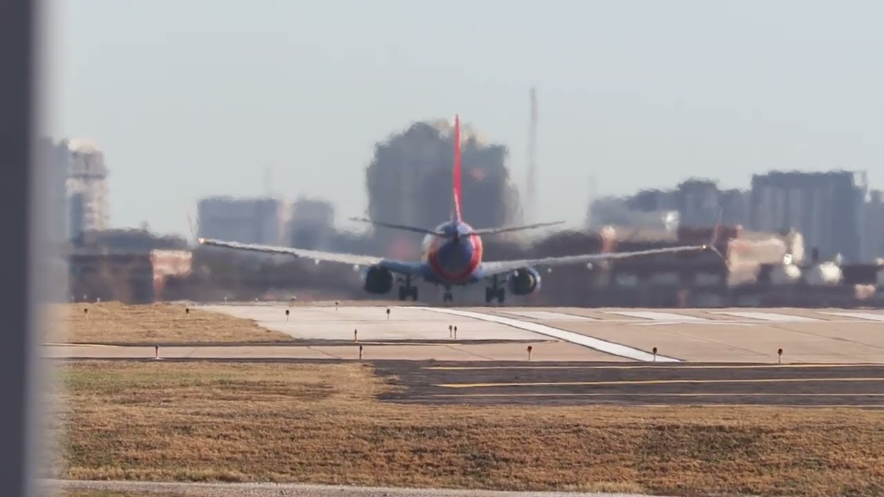 Southwest Airlines Flight 488 Boeing 737-7H4 N252WN Taking off at Dallas Love Field to Tulsa