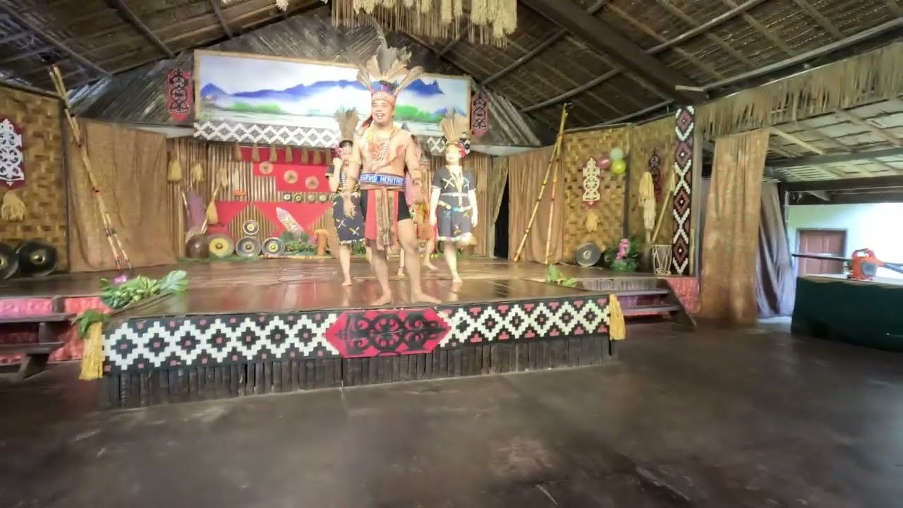 Борнео  Танцы в этнодеревне