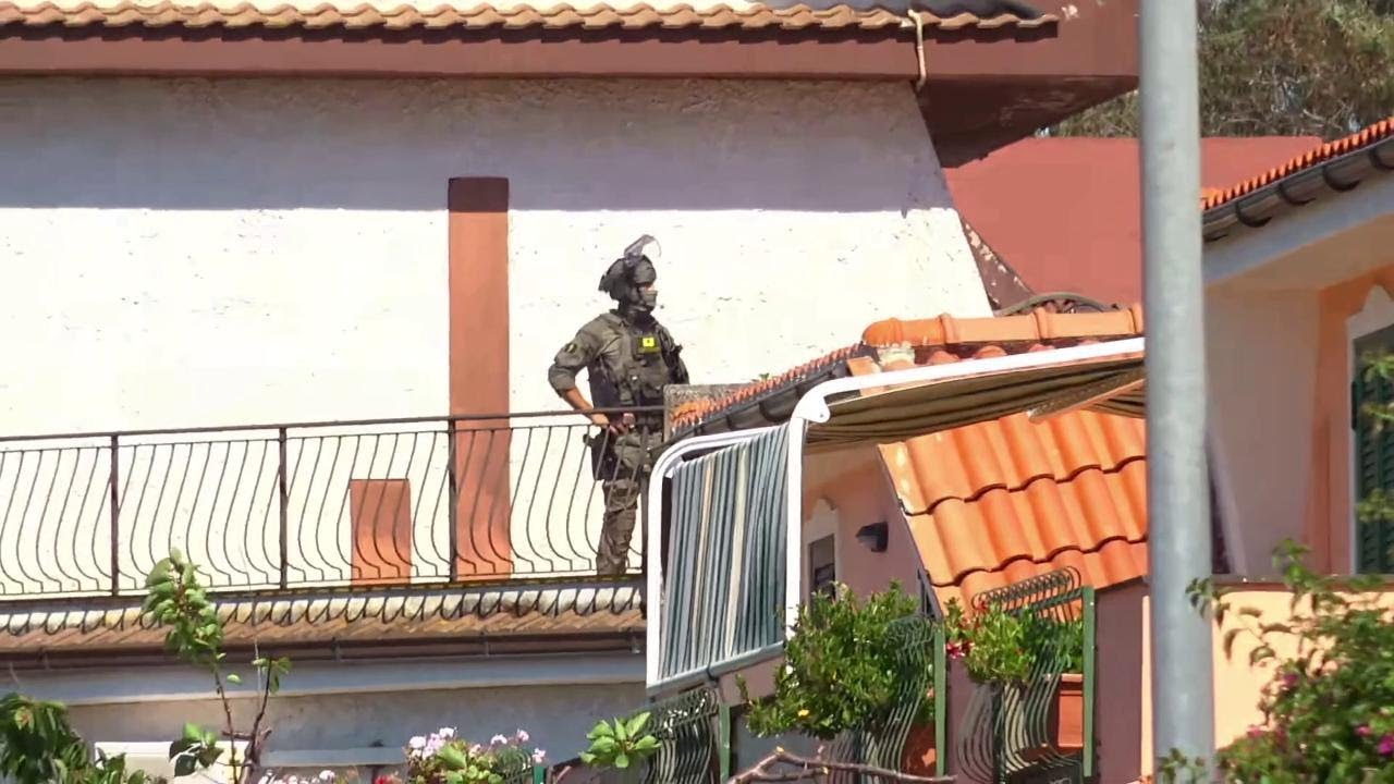 Ardea, il momento in cui viene udito uno scoppio: i carabinieri entrano nella villa