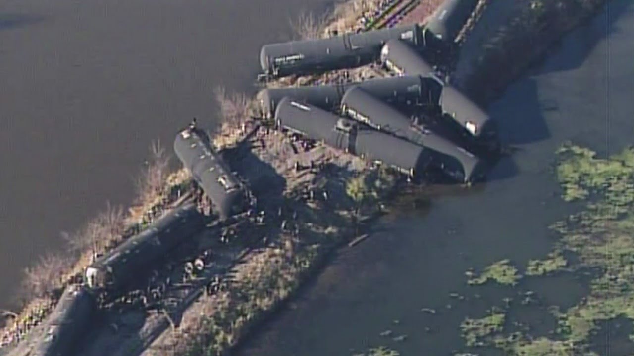 Clean-Up Follows After Train Derailment In Wisconsin - YouTube