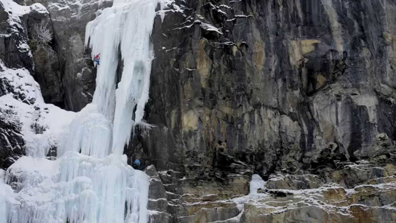 Mammut ProTeam: Dani Arnold Ice Climbing "Flying Circus | Mach 3 | Crack Baby"