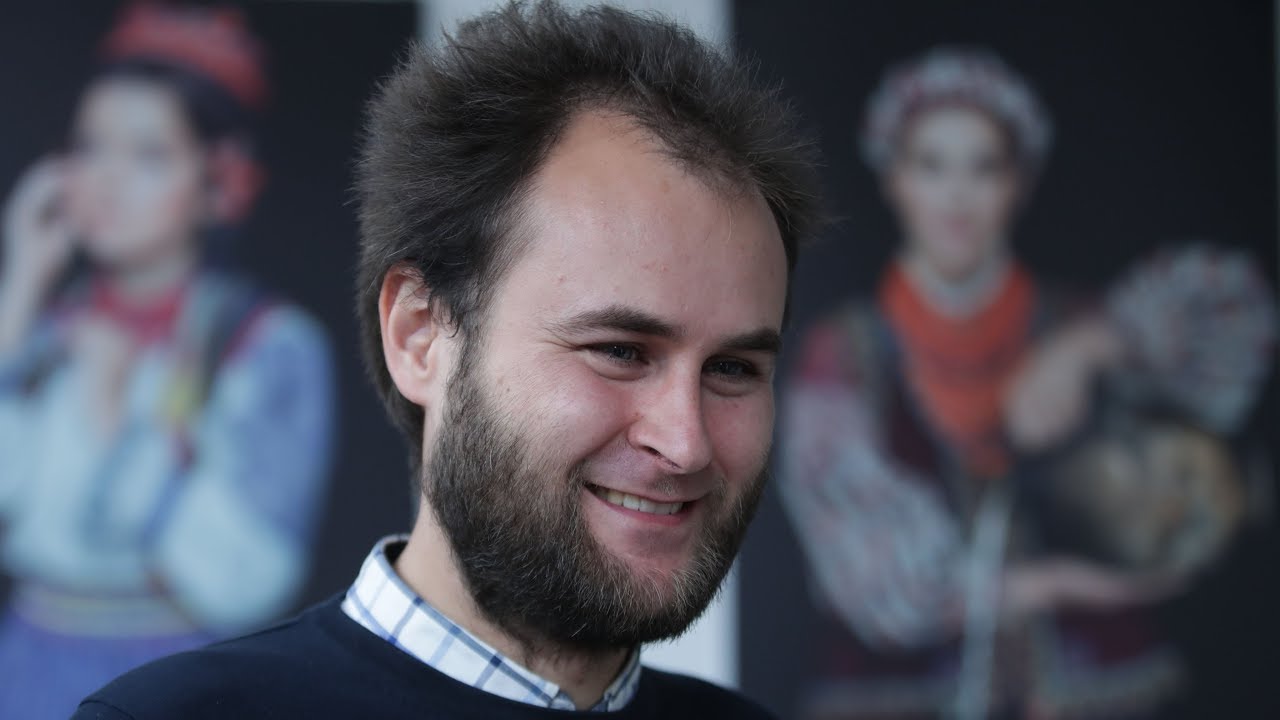 Мужской голос баритон занимает