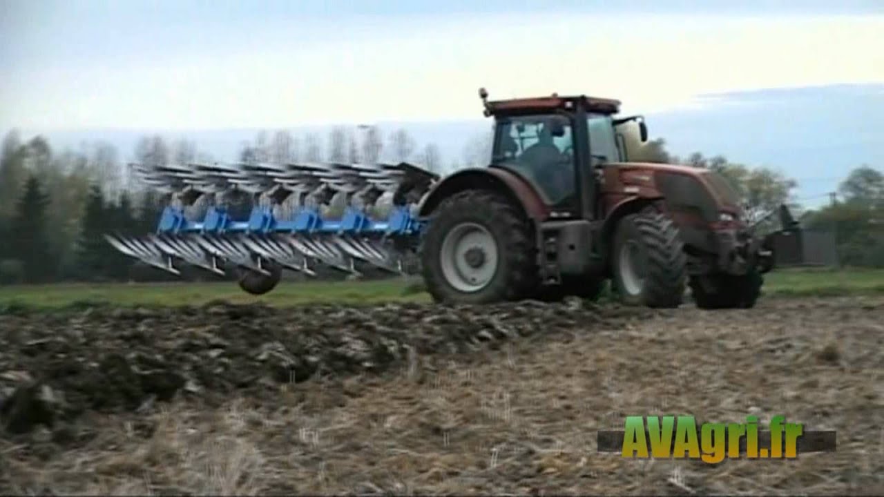 VALTRA S 262 au labour d'hiver en 2011 avec une charrue LEMKEN 6 corps