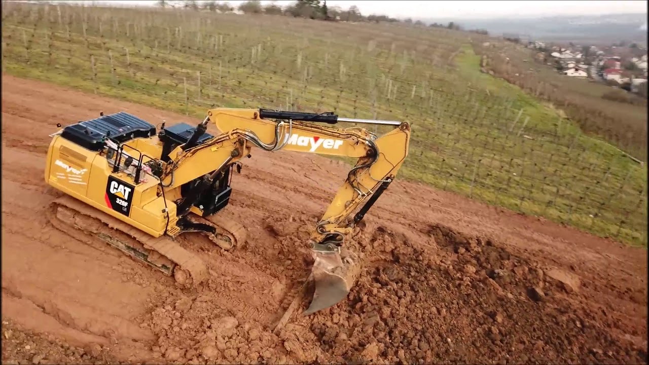 Weinberge rigolen mit Caterpillar 326F