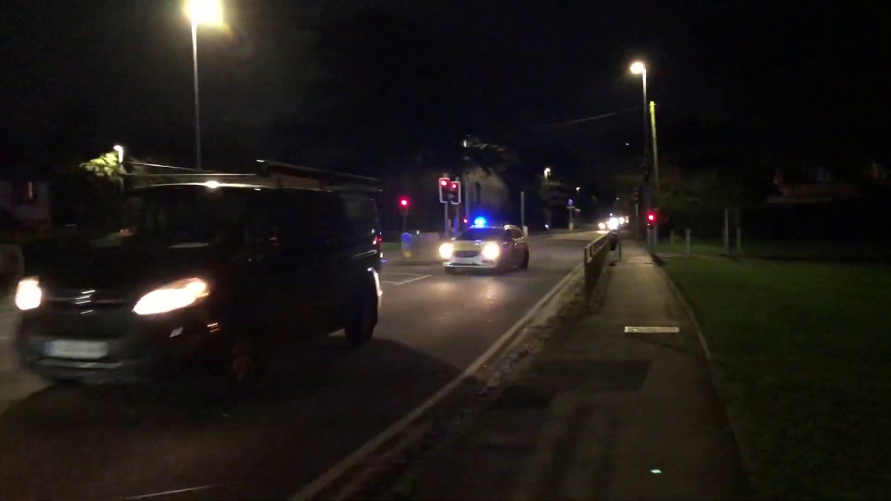 Thames Valley police - incident response vehicle - Vauxhall Astra estate responding