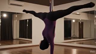 Meslek Olarak Direk Dansı Yapan Türbanlı Kadın