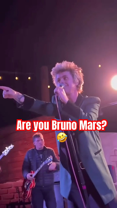 'Are you Bruno Mars' 'I said: Yes I am' 😂 Billie Joe telling a story 🎥 Thanks chellestagram