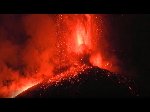 Video: Hur skiljer sig pelean eruption från plinian eruption?