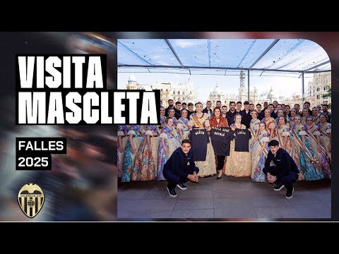 EL VALENCIA CF VIVE LA MASCLETÀ DESDE EL BALCÓN DEL AYUNTAMIENTO DE VALENCIA
