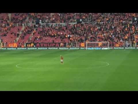 Wesley Sneijder leads Galatasaray fans in amazing celebration