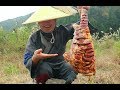 秘制烤羊腿，一人吃着一腿，真解馋（Secret system roasts leg of sheep, one person is eating a leg, really solve greedy）