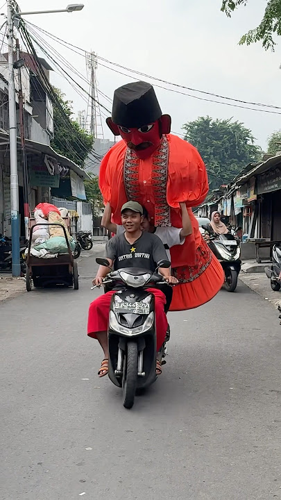 Ondel ondel Pake Peci Di Gotong Naik Motor 😍 #trending #shorts #fyp #funny