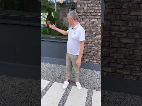 Кирпич или штукатурка: чем отделать дом?
