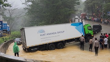 Cuaca Memburuk Air Selokan Meluap, Truk Terjebak Total di Sitinjau Lauik
