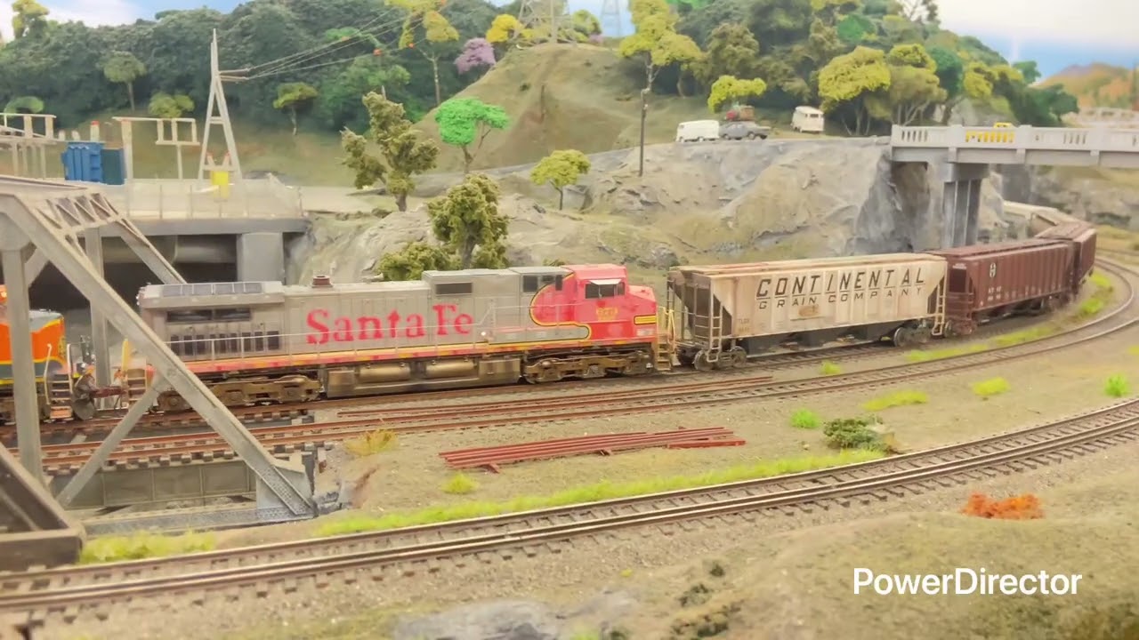 Long train of hopper cars pulled by four C44-9W Scaletrains, SBF Brasil layout. BNSF 4729